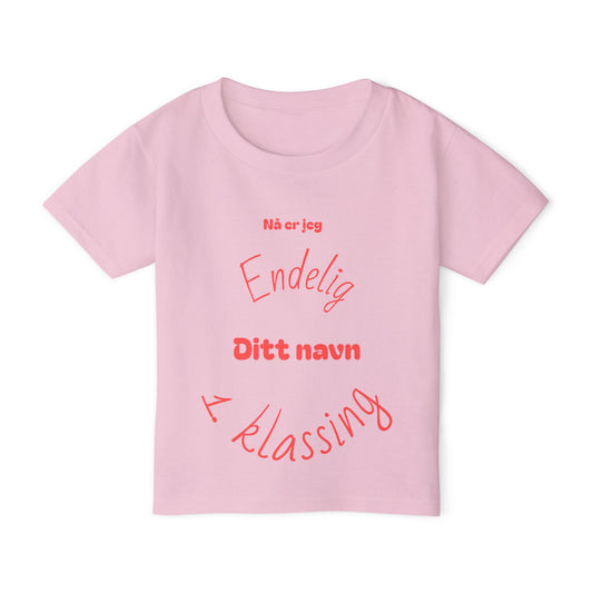 Endelig 1. klasse T‑skjorte med eget navn jente